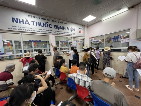 Người bệnh mua thuốc tại Nhà thuốc bệnh viện, Bệnh viện Đại học Y Hà Nội - Ảnh: NAM TRẦN Người bệnh mua thuốc tại Nhà thuốc bệnh viện, Bệnh viện Đại học Y Hà Nội - Ảnh: NAM TRẦN