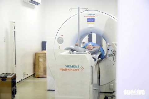 Vào nơi pha chế thuốc phóng xạ mới ở Bệnh viện Chợ Rẫy- Ảnh 2. Bệnh nhân ung thư tuyến tiền liệt và u thần kinh nội tiết được chụp PET/CT với hai loại thuốc phóng xạ mới, mà không cần phải ra nước ngoài như trước đây - Ảnh: PHƯƠNG QUYÊN