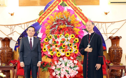 Phó thủ tướng Trần Lưu Quang chúc mừng Giáng sinh tại Đồng Nai- Ảnh 1. Phó thủ tướng Trần Lưu Quang tặng hoa chúc mừng Giáng sinh tại Tòa giám mục Xuân Lộc - Ảnh: AN BÌNH