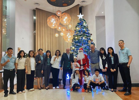 Ascott thắp sáng cây thông, bắt đầu chuỗi hoạt động thiện nguyện- Ảnh 1. Ascott thắp sáng cây thông, bắt đầu chuỗi hoạt động thiện nguyện- Ảnh 1.