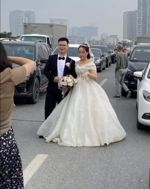 Ảnh vui 16-12: Phở thất truyền 'đá văng' phở gia truyền- Ảnh 5. Cũng là đám cưới nhưng lạ lắm.