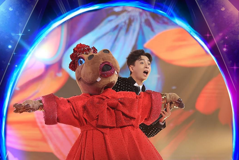 Ngô Kiến Huy 'biến báo' cùng loạt mascot đặc sắc tại The masked singer mùa 2- Ảnh 4. Ngô Kiến Huy luôn làm tốt vai trò kết nối cảm xúc của người chơi và khán giả tại The masked singer - Ca sĩ mặt nạ.