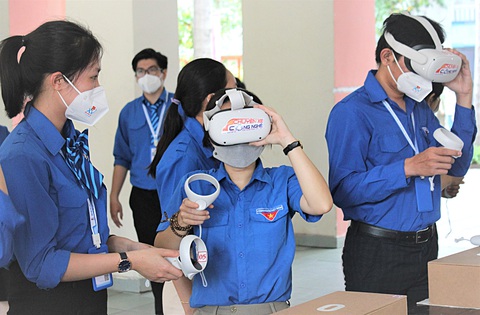 Sinh viên cần có kỹ năng số, năng lực số trong bối cảnh hiện nay. Trong ảnh: Sinh viên TP.HCM trải nghiệm không gian thực tế ảo - Ảnh: Q.L. Sinh viên cần có kỹ năng số, năng lực số trong bối cảnh hiện nay. Trong ảnh: Sinh viên TP.HCM trải nghiệm không gian thực tế ảo - Ảnh: Q.L.