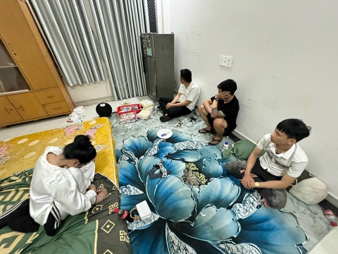 Trung tướng Tô Ân Xô: Bộ Công an phát lệnh tấn công tội phạm với tinh thần quyết tâm, quyết liệt- Ảnh 3. Nhóm nghi phạm tổ chức sử dụng ma túy bị Công an quận Tân Bình, TP.HCM phát hiện và bắt giữ trong ngày đầu ra quân - Ảnh: CACC