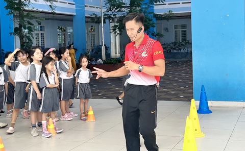 Thầy Võ Lê Tâm trong một tiết dạy thể dục tại Trường tiểu học Đinh Bộ Lĩnh, quận 7, TP.HCM - Ảnh: MỸ DUNG Thầy Võ Lê Tâm trong một tiết dạy thể dục tại Trường tiểu học Đinh Bộ Lĩnh, quận 7, TP.HCM - Ảnh: MỸ DUNG