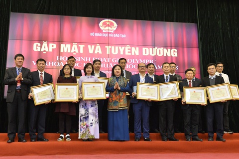 100% thí sinh Việt đoạt giải ở Olympic khu vực và quốc tế- Ảnh 1. Các thầy cô, đại diện các trường có thành tích đào tạo tốt nhận bằng khen từ Thứ trưởng Bộ Giáo dục và Đào tạo Ngô Thị Minh (hàng trước, đứng giữa) tại sự kiện chiều 16-12 - Ảnh: M.LINH