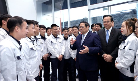 Thủ tướng Phạm Minh Chính trò chuyện với công nhân người Việt tại Công ty Shibata Gousei - Ảnh: Dương Giang Thủ tướng Phạm Minh Chính trò chuyện với công nhân người Việt tại Công ty Shibata Gousei - Ảnh: Dương Giang