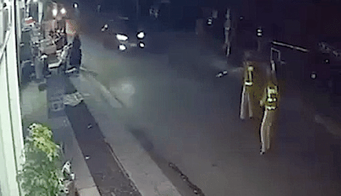 Nam thanh niên lái ô tô húc văng 2 cảnh sát giao thông rồi bỏ chạy- Ảnh 1. Camera ghi lại lúc tài xế húc văng 2 cán bộ cảnh sát giao thông - Ảnh: Người dân cung cấp