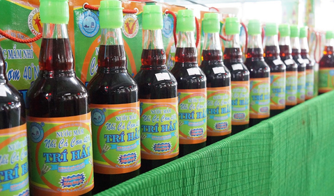 Mắm Trí Hải, ăn vào nhớ mãi- Ảnh 1. Những chai mắm Trí Hải được nhiều người chọn lựa dùng cho bữa cơm thường ngày