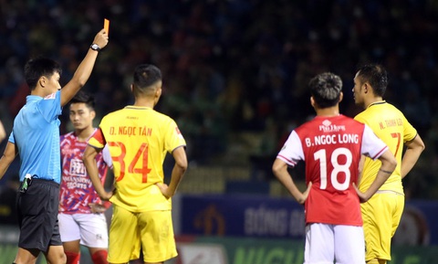 Ghi bàn ở V-League sau hơn 3 năm, Hồ Tuấn Tài giúp CLB TP.HCM có điểm- Ảnh 2. Trọng tài Nguyễn Mạnh Hải rút thẻ đỏ với Thanh Long (7) sau khi xem lại VAR - Ảnh: CAO TOÀN
