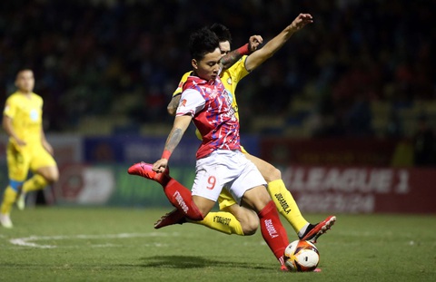 Ghi bàn ở V-League sau hơn 3 năm, Hồ Tuấn Tài giúp CLB TP.HCM có điểm- Ảnh 1. Hồ Tuấn Tài sút bóng ở trận gặp Thanh Hóa - Ảnh: CAO TOÀN