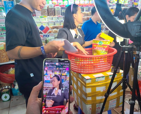Hơn 150 triệu lượt xem tiểu thương chợ Bến Thành và TikToker livestream bán hàng- Ảnh 1. Sạp mứt kẹo Ngọc Châu bùng nổ đơn hàng khi livestream cùng KOC Ba Thức Food. Chỉ trong 5 phút livestream đã bán được 94 đơn hàng; số đơn bùng nổ khiến bà Nguyễn Thụy Bảo Trân - chủ sạp - phải gọi gấp bộ phận vận hành để kiểm đếm số lượng và dừng live vì cháy hàng - Ảnh: NHẬT XUÂN