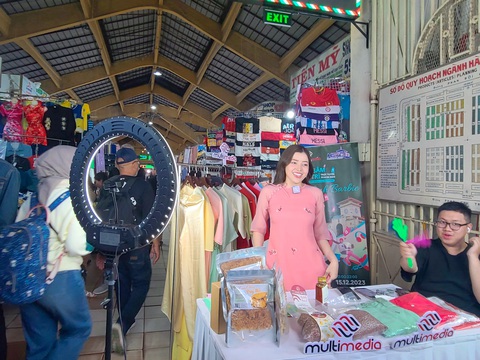 Hơn 150 triệu lượt xem tiểu thương chợ Bến Thành và TikToker livestream bán hàng- Ảnh 2. Hot TikToker Linh Barbie (18,9 triệu lượt theo dõi) thành công chốt nhiều đơn giúp bà Phan Thị Lài (tiểu thương bán áo dài) trong phiên live tối 15-12 - Ảnh: NHẬT XUÂN