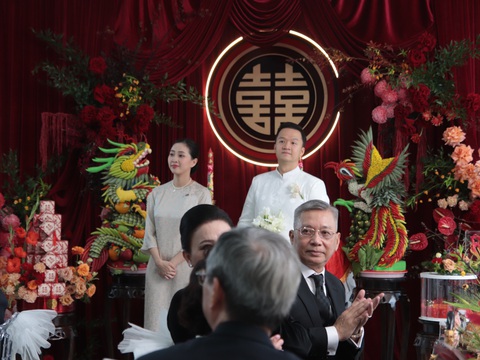 Lễ cưới Diễm My 9X: Cô dâu khoe visual xinh đẹp, dàn phù dâu 'chất lượng' tụ họp từ sớm- Ảnh 7. MC Liêu Hà Trinh đảm nhận vai trò dẫn dắt buổi lễ.