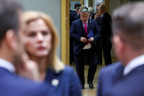 Nguyên nhân Hungary hục hặc với EU và cản bước Ukraine- Ảnh 2. Thủ tướng Hungary Viktor Orban tại hội nghị thượng đỉnh EU ở Brussels, Bỉ ngày 14-12 - Ảnh: REUTERS