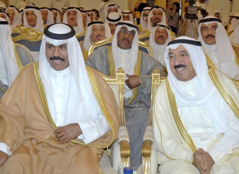Thái tử Sheikh Meshal al-Ahmad al-Sabah được chọn làm người kế vị ngai vàng Kuwait- Ảnh 1. Tiểu vương quá cố Sheikh Nawaf al-Ahmad al-Sabah (bên phải) và anh trai là Tiểu vương Sheikh Sabah al-Ahmad Al-Sabah trong một lần làm việc với Bộ Ngoại giao Kuwait năm 2006 - Ảnh: REUTERS