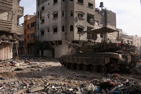 Một chiếc xe tăng Merkava của Israel hoạt động ở Dải Gaza trong bức ảnh tư liệu được phát hành vào ngày 17-12 - Ảnh: REUTERS Một chiếc xe tăng Merkava của Israel hoạt động ở Dải Gaza trong bức ảnh tư liệu được phát hành ngày 17-12 - Ảnh: REUTERS