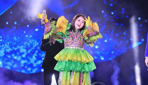 'Cú Tây Bắc' Hương Lan bày tỏ thương một mascot duy nhất ở Ca sĩ mặt nạ- Ảnh 1. Mascot Cú Tây Bắc lộ diện là danh ca Hương Lan với hơn 60 năm tuổi nghề