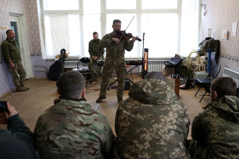 Văn công Ukraine biểu diễn cho binh sĩ bị thương ở khu vực Donetsk. Đây là cơ hội cho binh sĩ thư giãn và tạm gác chiến sự sang một bên - Ảnh: AFP Văn công Ukraine biểu diễn cho binh sĩ bị thương ở khu vực Donetsk. Đây là cơ hội cho binh sĩ thư giãn và tạm gác chiến sự sang một bên - Ảnh: AFP