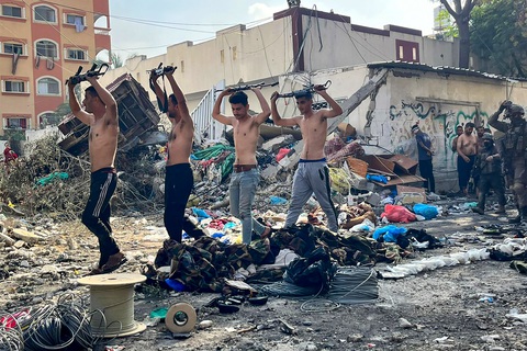 Chiến binh Palestine đầu hàng lực lượng Israel gần bệnh viện Kamal Adwan ở phía Bắc Gaza, ngày 14-12 - Ảnh: AFP Các tay súng Hamas đầu hàng lực lượng Israel gần Bệnh viện Kamal Adwan ở phía Bắc Gaza, ngày 14-12 - Ảnh: AFP