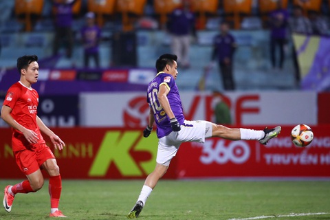 Văn Quyết tỏa sáng giúp Hà Nội FC giành 3 điểm- Ảnh 1. Văn Quyết với tình huống ghi bàn mở tỉ số cho Hà Nội FC - Ảnh: MINH ĐỨC
