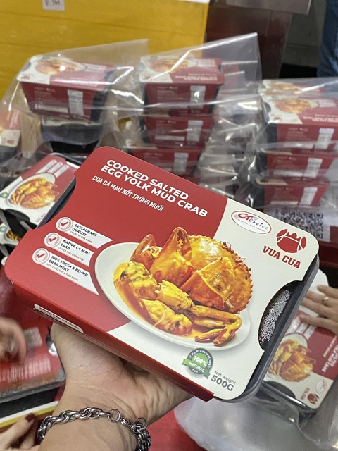 Lô cua Cà Mau chế biến sẵn mang thương hiệu Việt lần đầu xuất hiện tại Mỹ- Ảnh 3. Nhiều khách hàng đánh giá cua Cà Mau cùng nước sốt đặc trưng của Vua Cua đã giữ được độ ngon ngọt dù là thực phẩm đông lạnh - Ảnh: V.C.