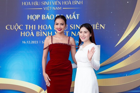 Hoa hậu Ngọc Châu làm giám khảo Hoa hậu Sinh viên hòa bình Việt Nam 2024- Ảnh 2. Hoa hậu Ngọc Châu thu hút ánh nhìn khi diện thiết kế đầm dạ hội dài với sắc đỏ nổi bật.