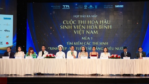 Hoa hậu Ngọc Châu làm giám khảo Hoa hậu Sinh viên hòa bình Việt Nam 2024- Ảnh 3. BTC và hội đồng giám khảo chia sẻ tại chương trình.