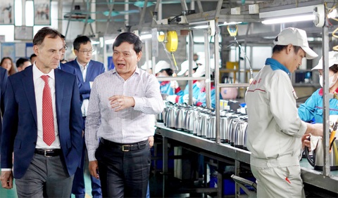 Ông Eric Broussard (trái), phó chủ tịch Tập đoàn Amazon, tham quan nhà máy của một doanh nghiệp tại Việt Nam - Ảnh: HỮU DUYÊN Ông Eric Broussard (trái), phó chủ tịch Tập đoàn Amazon, tham quan nhà máy của một doanh nghiệp tại Việt Nam - Ảnh: HỮU DUYÊN