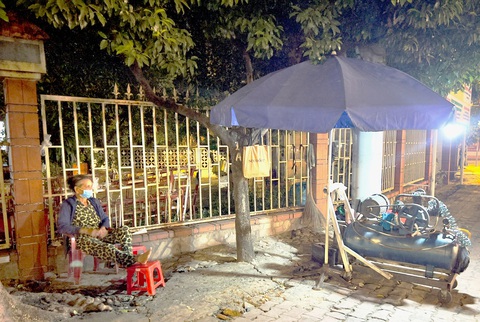 Thức dậy từ 2h sáng, bà Nhanh ra vỉa hè mưu sinh nhờ kỷ vật là cái máy bơm xe của người chồng quá cố - Ảnh: AN VI Thức dậy từ 2h sáng, bà Nhanh ra vỉa hè mưu sinh nhờ kỷ vật là cái máy bơm xe của người chồng quá cố - Ảnh: AN VI