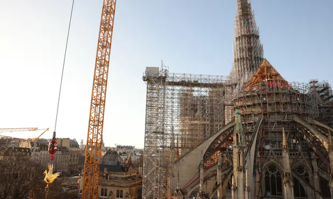 Chú gà trống vàng mới đang được đưa lên nóc Nhà thờ Đức Bà Paris - Ảnh: AFP Chú gà trống vàng mới (góc trái) đang được đưa lên nóc nhà thờ Đức Bà Paris - Ảnh: AFP