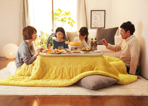 Xịt thuốc diệt gián quá tay khiến căn hộ nổ tung- Ảnh 2. Bàn sưởi kotatsu là vật dụng không thể thiếu đối với các gia đình Nhật Bản, giúp sưởi ấm người dùng trong mùa đông lạnh giá - Ảnh: JAPAN OBJECTS