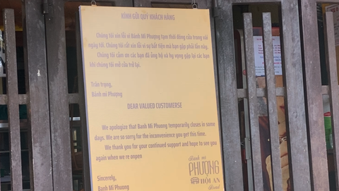 Bánh mì Phượng Hội An mở bán thăm dò trước khi hết hạn đình chỉ hoạt động- Ảnh 2. Tấm bảng ghi lời xin lỗi và hẹn trở lại sau khi xảy ra vụ ngộ độc thực phẩm tại quán bánh mì Phượng - Ảnh: B.D.