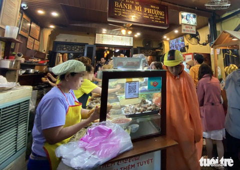 Bánh mì Phượng Hội An mở bán thăm dò trước khi hết hạn đình chỉ hoạt động- Ảnh 1. Bánh mì Phượng Hội An phục vụ khách trước lúc xảy ra vụ ngộ độc - Ảnh: TRƯỜNG TRUNG