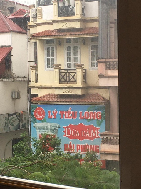 Ảnh vui 17-10: Mắt 10/10 mới thấy điểm bất thường trong 5 giây!- Ảnh 3. Đến lượt Lý Tiểu Long tới Việt Nam bán món ăn vặt.