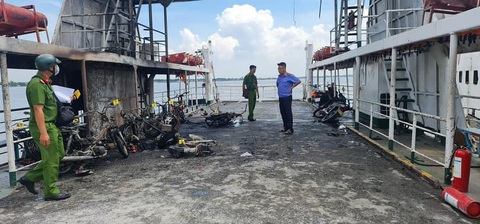 Thanh niên đổ xăng đốt làm cháy 11 xe máy trên phà Sa Đéc bị trầm cảm- Ảnh 1. Công an đang thẩm định thiệt hại trong vụ thanh niên làm cháy xe máy trên phà Sa Đéc trưa 15-12 - Ảnh: CACC
