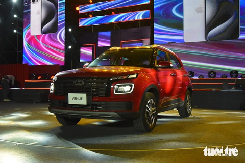 Hyundai Venue ra mắt Việt Nam với giá từ 539 triệu đồng- Ảnh 14. Về công nghệ an toàn, Hyundai Venue trang bị ABS, EBD, BA, cân bằng điện tử, hỗ trợ khởi hành ngang dốc, kiểm soát thân xe, camera lùi, cảm biến lùi và hệ thống 6 túi khí. Loạt công nghệ này tương đương với Kia Sonet. Nhưng không có cảm biến trước, cảnh báo điểm mù và cảnh báo phương tiện cắt ngang phía sau như Toyota Raize