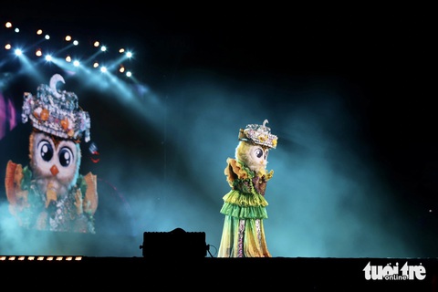 Cú Tây Bắc hát lại ca khúc Bậu ơi em đừng khóc trên sân khấu Concert Ca sĩ mặt nạ - Ảnh: PHƯƠNG QUYÊN Cú Tây Bắc hát lại ca khúc Bậu ơi em đừng khóc trên sân khấu Concert Ca sĩ mặt nạ - Ảnh: PHƯƠNG QUYÊN