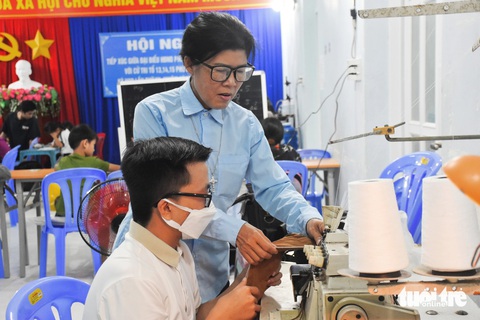 Cô Đức hướng dẫn một tình nguyện viên cách sửa áo quần để mang đến cho các em những bộ đồ mới từ đồ quyên góp từ các nhà hảo tâm - Ảnh: TRẦN HOÀI Cô Đức hướng dẫn một tình nguyện viên cách sửa áo quần để mang đến cho các em những bộ đồ mới từ đồ quyên góp của các nhà hảo tâm - Ảnh: TRẦN HOÀI
