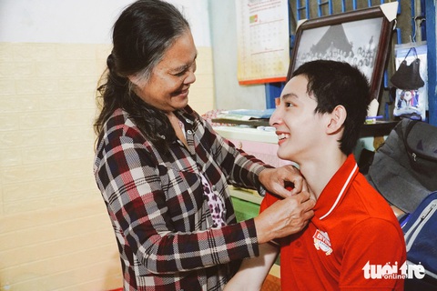 Bị bại não bẩm sinh, em Nguyễn Duy Thịnh vẫn đến lớp học thường xuyên nhờ vào sự giúp đỡ của cô Đức, hiện Thịnh đang sống cùng bà và 3 đứa em trong căn nhà trọ chỉ vỏn vẹn 15m2 - Ảnh: TRẦN HOÀI Bị bại não bẩm sinh, em Nguyễn Duy Thịnh vẫn đến lớp học thường xuyên nhờ vào sự giúp đỡ của cô Đức. Hiện Thịnh đang sống cùng bà và 3 đứa em trong căn nhà trọ 15m2 - Ảnh: TRẦN HOÀI