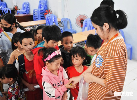 Sau mỗi buổi học, các em học sinh được nhận những món quà nhỏ mang về - Ảnh: TRẦN HOÀI Sau mỗi buổi học, các em học sinh được nhận những món quà nhỏ mang về - Ảnh: TRẦN HOÀI