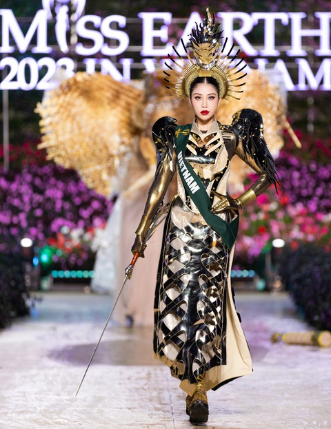 Hoa hậu Lan Anh - đại diện Việt Nam - diện bộ trang phục “Nữ Vương”, được lấy cảm hứng từ hình tượng Trưng Trắc. Thiết kế do Nguyễn Tiến Truyển thực hiện. Bộ trang phục có sự kết hợp giữa truyền thống và hiện đại, thể hiện tuyên ngôn về vẻ đẹp và quyền lực của phụ nữ hiện đại. Hoa hậu Lan Anh - đại diện Việt Nam - diện bộ trang phục “Nữ vương”, được lấy cảm hứng từ hình tượng Trưng Trắc. Thiết kế do Nguyễn Tiến Truyển thực hiện. Bộ trang phục có sự kết hợp giữa truyền thống và hiện đại, thể hiện tuyên ngôn về vẻ đẹp và quyền lực của phụ nữ hiện đại