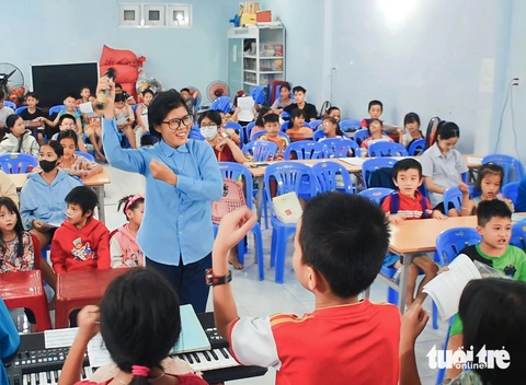 Không khí vui tươi trong giờ sinh hoạt ca hát, nhảy múa tại lớp học - Ảnh: TRẦN HOÀI Không khí vui tươi trong giờ sinh hoạt ca hát, nhảy múa tại lớp học do cô Nguyễn Thị Đức mở miễn phí ở TP Nha Trang - Ảnh: TRẦN HOÀI