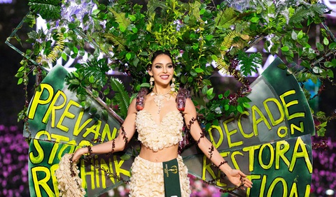 Bộ trang phục dân tộc đến từ Colombia được đính nhiều cây xanh, bám theo chủ đề Miss Earth 2023 'Cùng hành động vì một Trái đất mãi xanh Bộ trang phục truyền thống của người đẹp Colombia được thiết kế bởi chất liệu chính từ vảy cá trong hoạt động đánh bắt thủ công. Thiết kế nhằm tôn vinh đất nước Colombia với tài nguyên vô giá từ đại dương - Ảnh: BTC