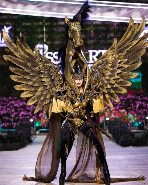 Bộ trang phục cồng kềnh, cầu kỳ tại Miss Earth 2023 - Ảnh: BTC Bộ trang phục của Indonesia được trang trí bằng nhiều chi tiết phức tạp, tượng trưng cho sự phong phú, đa dạng sinh học của Trái đất. Sự hùng vĩ được nâng lên với những đôi cánh lộng lẫy, toát lên vẻ uy nghiêm và cam kết bảo vệ hành tinh của chúng ta - Ảnh: BTC