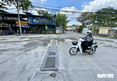 Đường Tăng Nhơn Phú ‘nát như tương’ ở TP Thủ Đức sẽ được sửa trước Tết Nguyên đán 2024- Ảnh 3. Một số cống thoát nước trên đường này cũng rơi vào tình trạng hư hỏng - Ảnh: CHÂU TUẤN