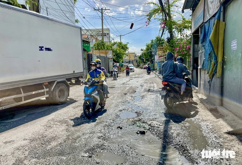 Đường Tăng Nhơn Phú ‘nát như tương’ ở TP Thủ Đức sẽ được sửa trước Tết Nguyên đán 2024- Ảnh 1. Đường Tăng Nhơn Phú (TP Thủ Đức) bị hư hỏng nghiêm trọng, người dân đi lại gặp nhiều khó khăn - Ảnh: CHÂU TUẤN