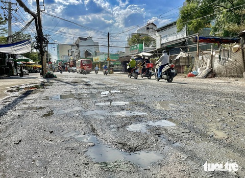 Đường Tăng Nhơn Phú ‘nát như tương’ ở TP Thủ Đức sẽ được sửa trước Tết Nguyên đán 2024- Ảnh 2. Đường Tăng Nhơn Phú đoạn giáp với đường 18A (phường Phước Long B)