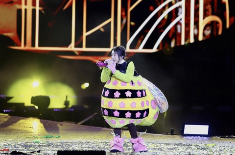 Ong Bây Bi Orange hát trong đêm concert Ca sĩ mặt nạ - Ảnh: PHƯƠNG QUYÊN Ong Bây Bi Orange hát trong đêm concert Ca sĩ mặt nạ - Ảnh: PHƯƠNG QUYÊN