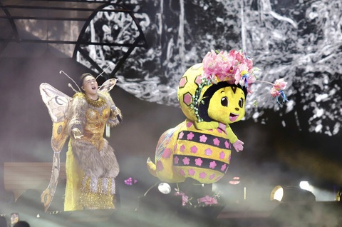 Ong Bây Bi Orange hát cùng Bướm Mặt Trăng Trung Quân trong đêm concert Ca sĩ mặt nạ - Ảnh: PHƯƠNG QUYÊN Ong Bây Bi Orange hát cùng Bướm Mặt Trăng Trung Quân trong đêm concert Ca sĩ mặt nạ - Ảnh: PHƯƠNG QUYÊN